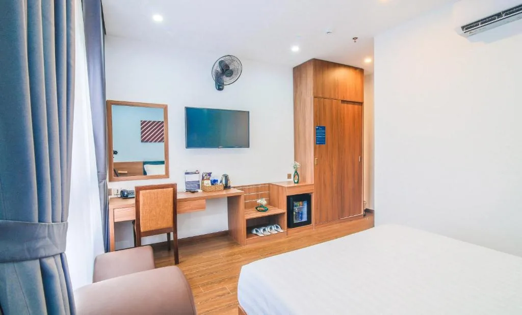 Deluxe King Room — Grand Lee Hotel