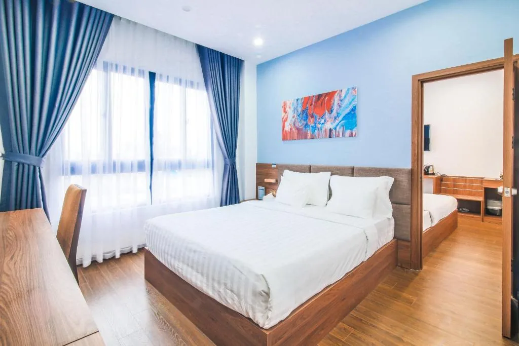 Family Room with Lake View — Grand Lee Hotel
