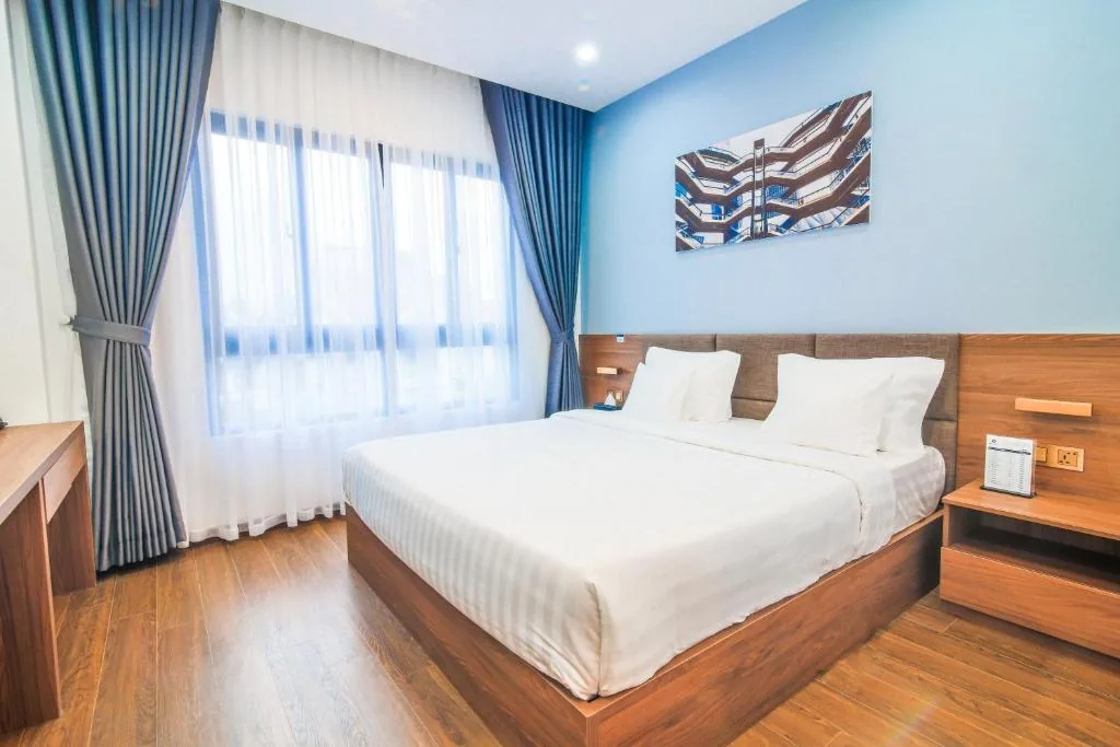 Standard King Room — Grand Lee Hotel